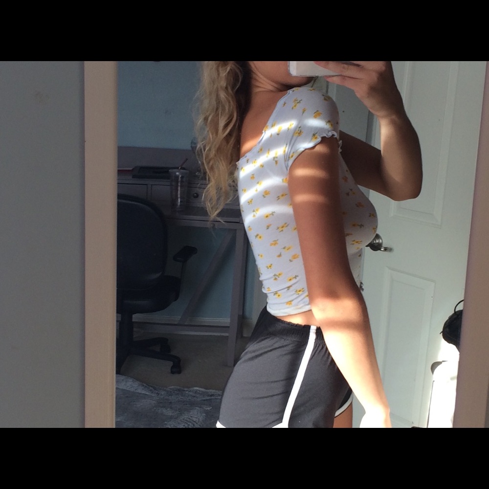 Baby blue buttercup crop top - Picture 3 of 5